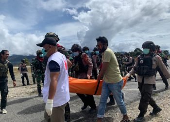 Tim Operasi Damai Cartenz 2022 berhasil melakukan evakuasi terhadap delapan korban (foto: ist)