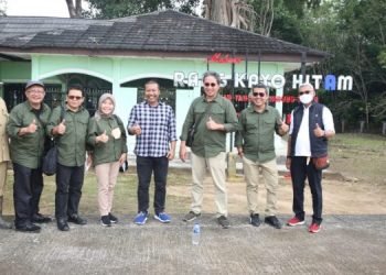 Bupati Romi saat berada di Situs Keramat Rang Kayo Hitam (foto: ist)