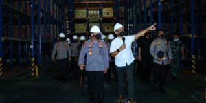 Kapolri Jenderal Listyo Sigit Prabowo saat meninjau langsung pabrik minyak goreng PT Mikie Oleo Nabati Industri Bekasi (foto: Dok Div Humas Polri)