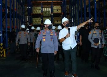 Kapolri Jenderal Listyo Sigit Prabowo saat meninjau langsung pabrik minyak goreng PT Mikie Oleo Nabati Industri Bekasi (foto: Dok Div Humas Polri)