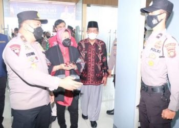 Wakapolda Jambi, Brigjen Pol Yudawan R saat menyambut kedatangan Menteri Sosial RI di bandara sultan thaha (foto: alam)