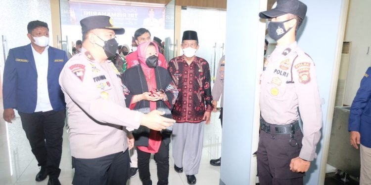Wakapolda Jambi, Brigjen Pol Yudawan R saat menyambut kedatangan Menteri Sosial RI di bandara sultan thaha (foto: alam)