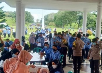 Bupati Romi sidak seluruh peserta apel  dikomandoi langsung oleh Waka Polres Tanjung Jabung Timur Kompol Roslinda RM, S.Pd. (foto Ega)