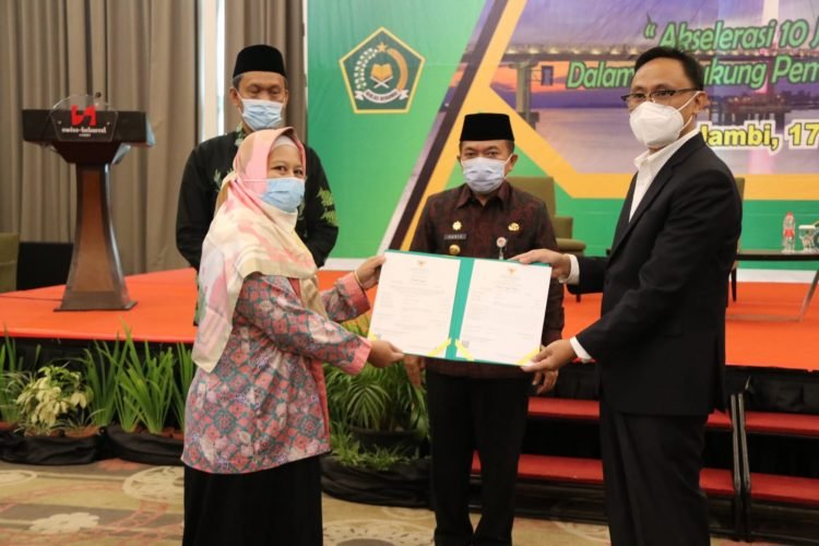 Gubernur Jambi Al Haris saat menyatakan, Pemerintah Provinsi Jambi akan menyiapkan lembaga khusus produk halal (foto: Agus Supriyanto)