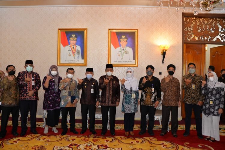 Al Haris pada saat Menerima Silahturahmi Kepala Kantor Wilayah Direktorat Jenderal Pajak Sumatera Barat dan Jambi (foto : Nhr)