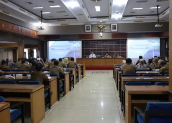 Gubernur Jambi Al Haris saat menyatakan harus mempertajam visi misi Program Dua Miliar Satu Kecamatan ( Dumisake) kepada seluruh Kepala Organisasi Perangkat Daerah foto: Agus Supriyanto)