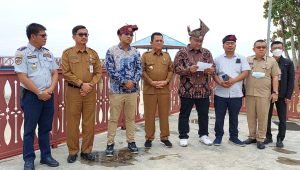 Teguh Santosa didampingi Gubernur Kepri Ansar Ahmad dan unsur pimpinan Kabupaten Natuna (foto: JMSI)