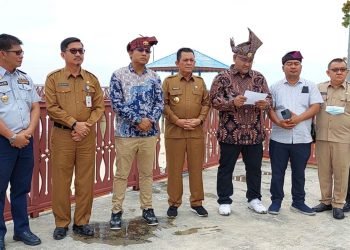 Teguh Santosa didampingi Gubernur Kepri Ansar Ahmad dan unsur pimpinan Kabupaten Natuna (foto: JMSI)