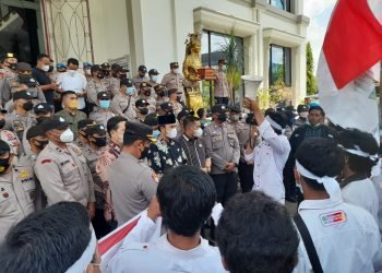 Ketua DPRD provinsi Jambi Edi Purwanto saat menerima aksi unjuk rasa dari Kesatuan Aksi Mahasiswa Muslim Indonesia (KAMMI) provinsi Jambi (foto: ist)