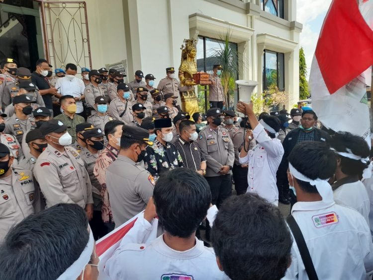 Ketua DPRD provinsi Jambi Edi Purwanto saat menerima aksi unjuk rasa dari Kesatuan Aksi Mahasiswa Muslim Indonesia (KAMMI) provinsi Jambi (foto: ist)