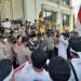 Ketua DPRD provinsi Jambi Edi Purwanto saat menerima aksi unjuk rasa dari Kesatuan Aksi Mahasiswa Muslim Indonesia (KAMMI) provinsi Jambi (foto: ist)