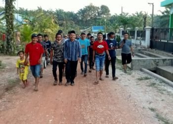 Momen M Nuryasin di kawal masyarakat keliling desa (foto: den)