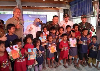 Ketua DPRD Provinsi Jambi Edi Purwanto, bersama Danrem 042/Garuda Putih Brigjen TNI Supriono, dan Kepala Perwakilan Bank BI Provinsi Jambi Suti Masniari Nasution saat melakukan kunjungan ke lokasi Orang Rimba (foto: ist)