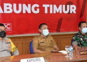 Sekretaris Daerah Kabupaten Tanjung Jabung Timur Sapril, S.IP bersama Kapolres Tanjab Timur dan Pabung Kodim 0419/Tanjab mengikuti acara pengarahan Presiden Republik Indonesia dalam rangka penanganan Covid-19 secara virtual (foto: Ega)