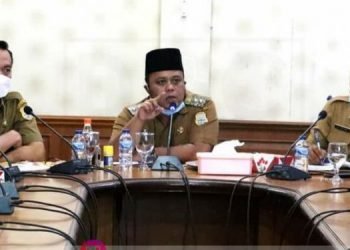 Wabup Tanjab Timur saat Pimpin Rapat Forum TJSLP (foto: ega)