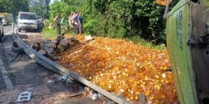 Truk Angkut Minyak Goreng Terguling. (Dok. Istimewa)