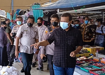 Bupati Romi sidak ke pasar muara sabak (foto: ga)