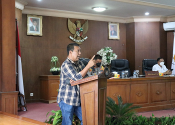 Bupati Tanjung Jabung Timur Romi Hariyanto menyampaikan sambutanya pada acara acara Penandatanganan Perjanjian Kerjasama Kemitraan Konservasi Balai Taman Nasional Berbak dan Sembilang (TNBS) dengan kelompok tani Desa Rantau Rasau dan Desa Sungai Rambut Kecamatan Berbak, Rabu (23/3) di aula utama Kantor Bupati  - Foto : Ist