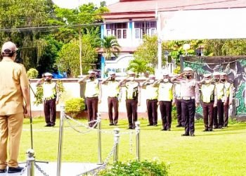 Bupati Tanjab Timur, H. Romi Haryanto memimpin upacara Apel Gelar Pasukan Operasi Keselamatan Siginjai 2022 yang dilaksanakan di Lapangan Mapolres Tanjab Timur (foto: ist)