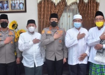 Kabaintelkam Polri, Komjen Pol. Drs. H. Ahmad Dofiri, M.Si didampingi oleh Kapolda Jambi, Irjen. Pol. Albertus Rachmad Wibowo, S.I.K. bersilahturahmi dengan Dewan Masjid Indonesia Provinsi Jambi (foto:alam)