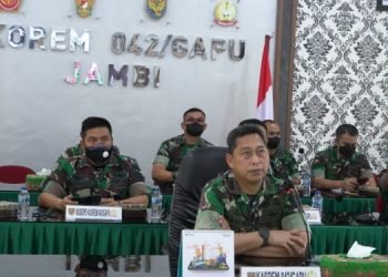Putih Brigjen TNI Supriono, S.IP., M.M saat memberikan pengarahan (foto: Dok.Korem 042/Gapu)