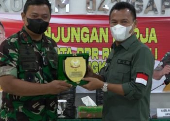 Danrem 042/Garuda Putih Brigjen TNI Supriono, S.IP., M.M terima Anggota DPR RI Komisi I Hasbi Ansory, SE., MM (foto: Dok. Korem 042/Gapu)