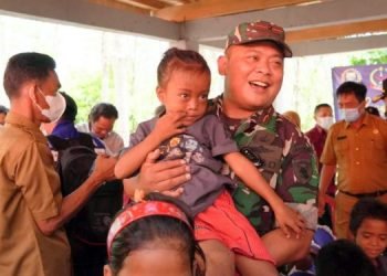 Momen ke akraban Danrem 042/Gapu Brigjen TNI Supriono, S.IP., M.M bersama warga SAD (foto: dok. Penrem 042/Gapu)