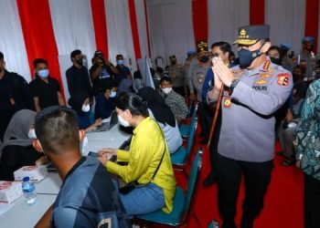 Kapolri Jenderal Listyo Sigit Prabowo meninjau secara langsung kegiatan akselerasi vaksinasi yang diselenggarakan bersama dengan elemen mahasiswa, BEM dan Organisasi Kepemudaan (OKP) di Gelanggang Olahraga Universitas Trisakti (foto: Dok. Div Humas Polri)