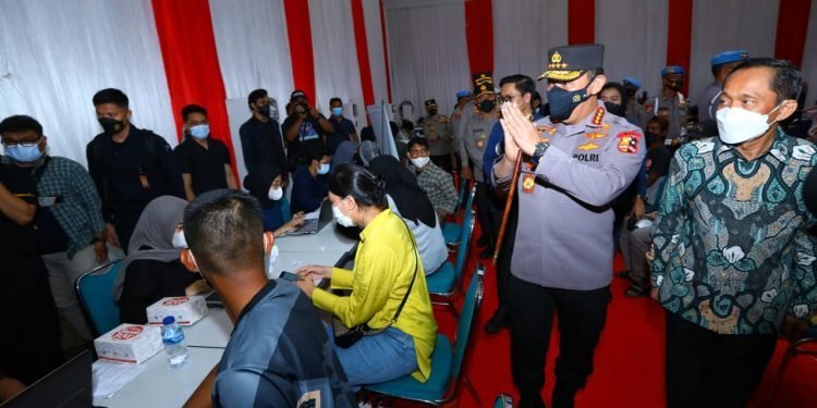 Kapolri Jenderal Listyo Sigit Prabowo meninjau secara langsung kegiatan akselerasi vaksinasi yang diselenggarakan bersama dengan elemen mahasiswa, BEM dan Organisasi Kepemudaan (OKP) di Gelanggang Olahraga Universitas Trisakti (foto: Dok. Div Humas Polri)