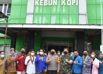 Kasrem 042/Gapu Meninjau Pelaksanaan Vaksinasi Serentak Di Puskesmas Jambi Selatan (foto: Dok. Penrem 042/Gapu
