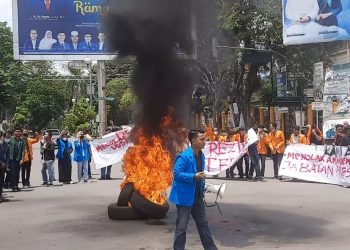 Aksi Unras mahasiswa di simpang bank BI jambi (foto:ara)