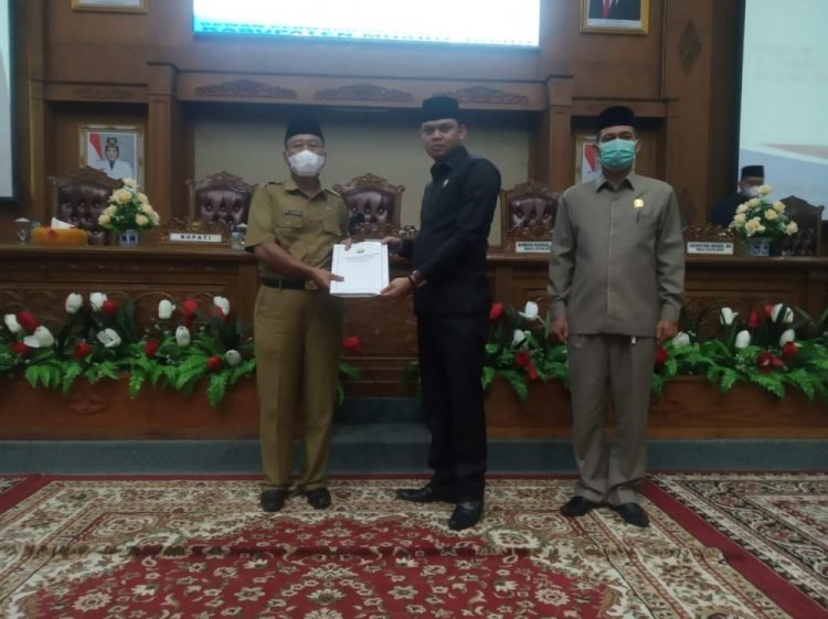 ketua DPRD kabupaten Muaro Jambi Yuli Setia Bhakti yang di dampingi oleh wakil ketua II Ahmad Haikal (foto: ist)