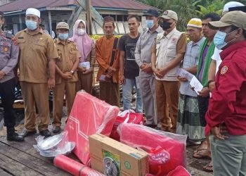 Sekda Sapril Berikan Bantuan Untuk Korban Kebakaran Desa Menteng (foto: Ist)