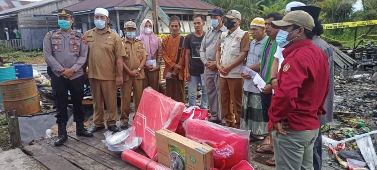 Sekda Sapril Berikan Bantuan Untuk Korban Kebakaran Desa Menteng (foto: Ist)