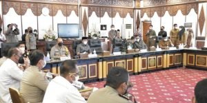 Rapat membahas permasalahan angkutan batubara di Auditorium Rumah Dinas Gubernur Jambi (foto: lam)