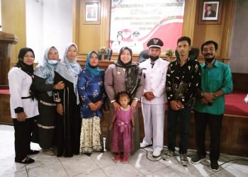 Kades TMJ  dan BPD Desa TMJ saat foto bersama dengan Bupati Muaro Jambi (foto: Deni)