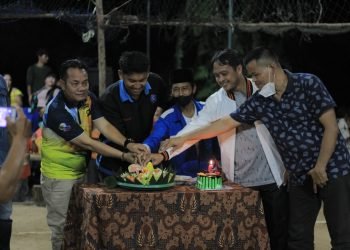 Anggota dewan pks m mustika saat momen sebelum potong tumpeng di harlah IMSG (foto: ist)