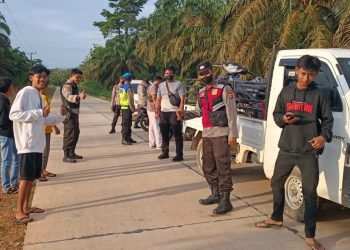 Polsek sungai gelam saat melakukan razia balap liar di jalan baru (Foto: ist)