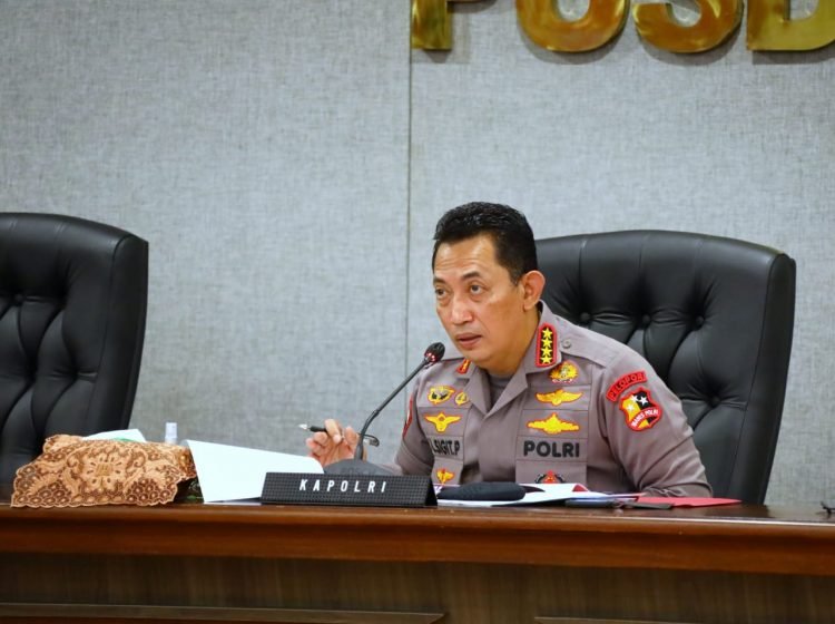 Kapolri Jenderal Listyo Sigit Prabowo menginstruksikan kepada seluruh jajarannya untuk mengawal dan mengamankan aksi demonstrasi mahasiswa pada 11 April 2022 (foto: deni)