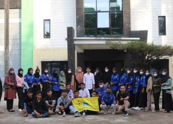 PMII Komisariat STAI Ma'arif Jambi beserta seluruh Rayon PMII se- STAI Ma'arif Jambi saat menggelar aksi bagi-bagi paket menu (foto: Rehan)