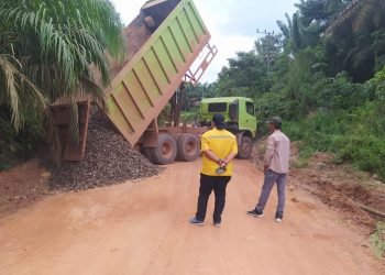 3 Truk Besar saat menurunkan batu untuk memperbaiki jalan pal 27 dan pal 28 (foto: rc)