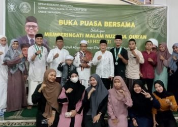 DEMA STAI Ma'arif Jambi saat foto bersama  selesai kegiatan buka bersama dan memperingati malam Nuzulul Qur'an (foto: Rh)