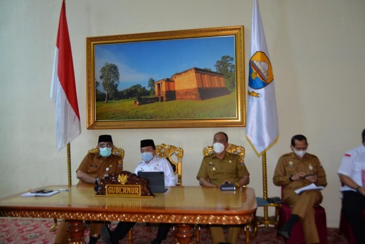 Gubernur Jambi, Dr.H.Al Haris, S.Sos.,M.H., mengikuti Rapat Terbatas bersama Menteri Koordinator Bidang Perekonomian RI Dr.Ir.Airlangga Hartarto, MBA,.MMT, secara virtual (foto: Ist)