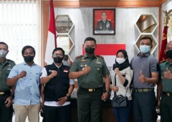 Danrem 042/Gapu Bagikan Bingkisan Lebaran Kepada Awak Media (foto: Dok Penrem 042/Gapu)