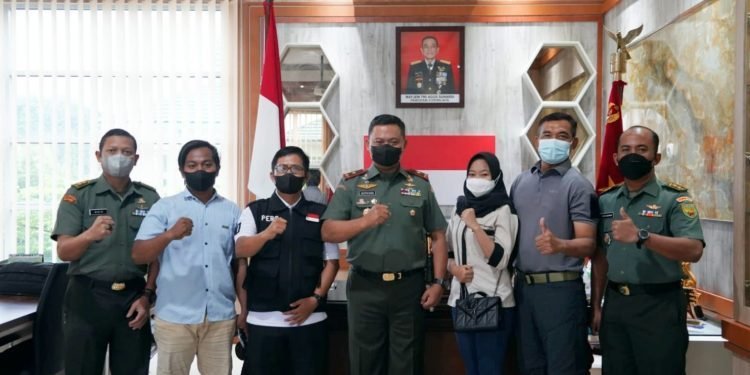 Danrem 042/Gapu Bagikan Bingkisan Lebaran Kepada Awak Media (foto: Dok Penrem 042/Gapu)