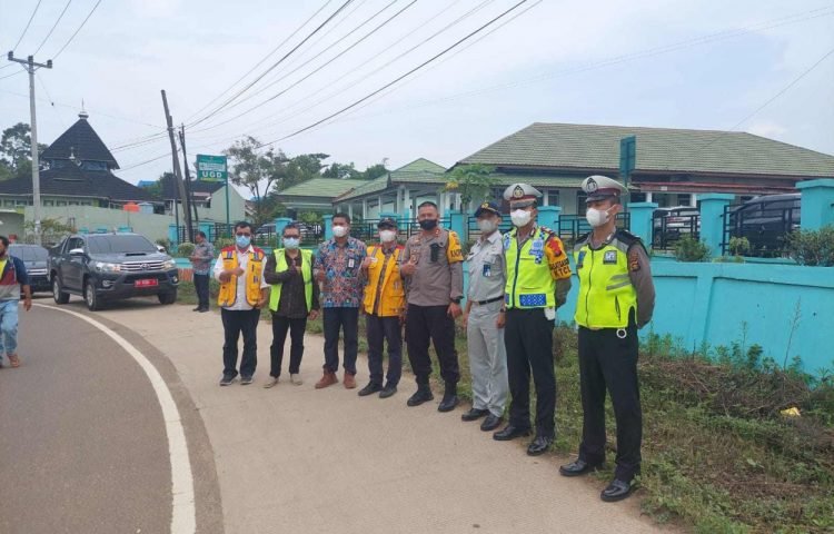 Kapolres Muaro Jambi saat meninjau kondisi jalan yang dilalui pemudik (foto: Humas PMJ)