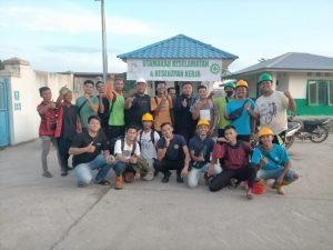 Senyum Karyawan usai menerima gaji dari PT. Prosympac Agro Lestari (foto: Mentos)