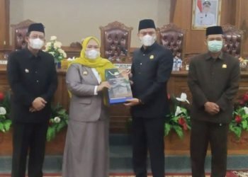 Ketua DPRD kabupaten Muaro Jambi Yuli Setia Bhakti di dampingi oleh Wakil ketua II ahmad haikal saat foto bersama dengan Bupati Muaro Jambi (foto: ist)