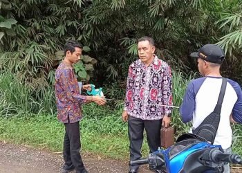 saat Kades sedang melakukan pengukuran jarak lampu (foto: ist)