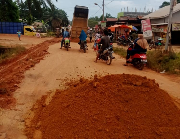 PT PAL dan 3 Pengusaha RAM kelapa Sawit melakukan penimbunan jalan Poros Desa Petaling Jaya (foto: Heri)